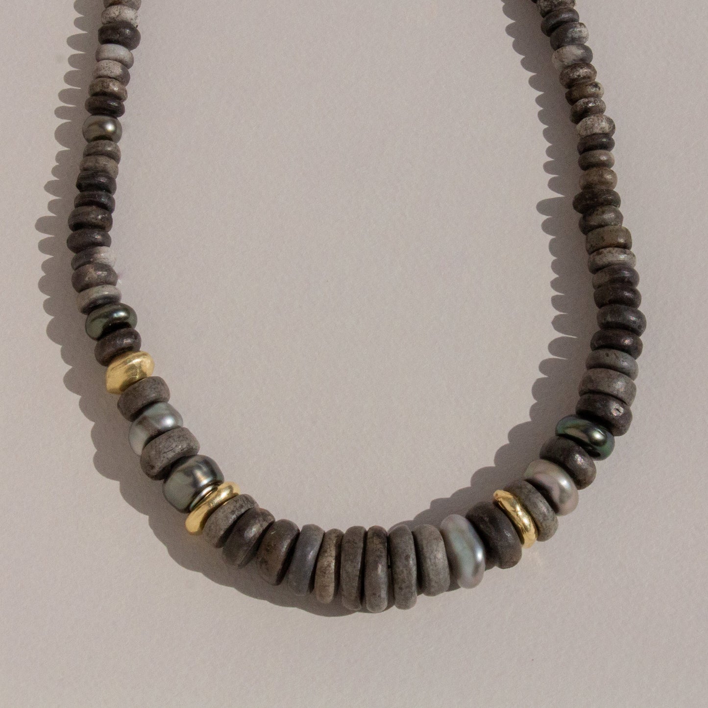 Rakú, Tahitian Pearl and Gold bead necklace